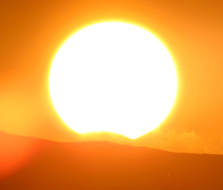 Illustration for article titled Astounding Footage of Yesterday's Rare Hybrid Solar Eclipse